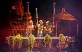 バリヌサドゥアシアター・デブダンショーのバナー