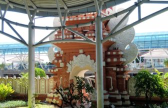 デンパサール空港の門