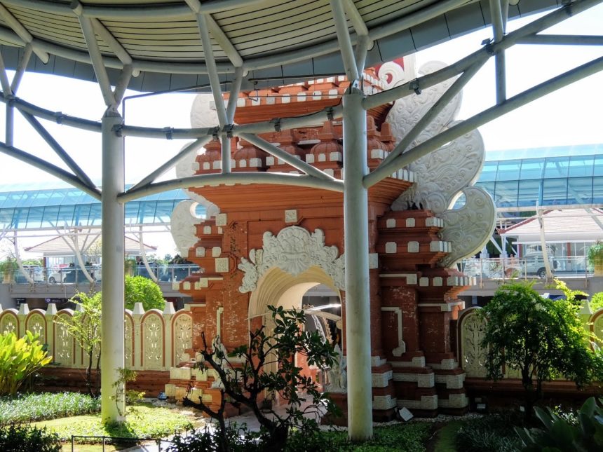 デンパサール空港の門