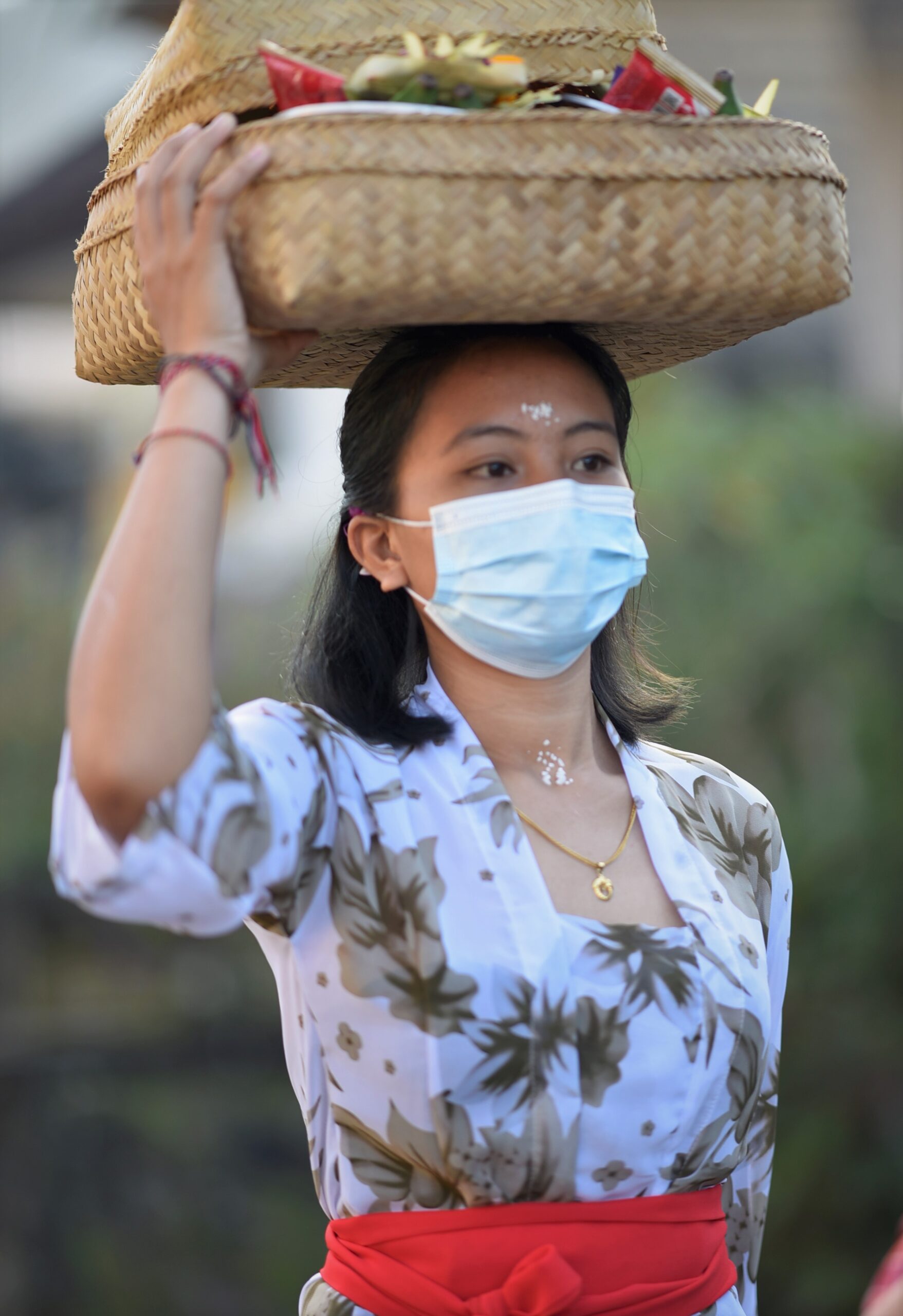 ガルンガンの朝、お寺に向かう女性